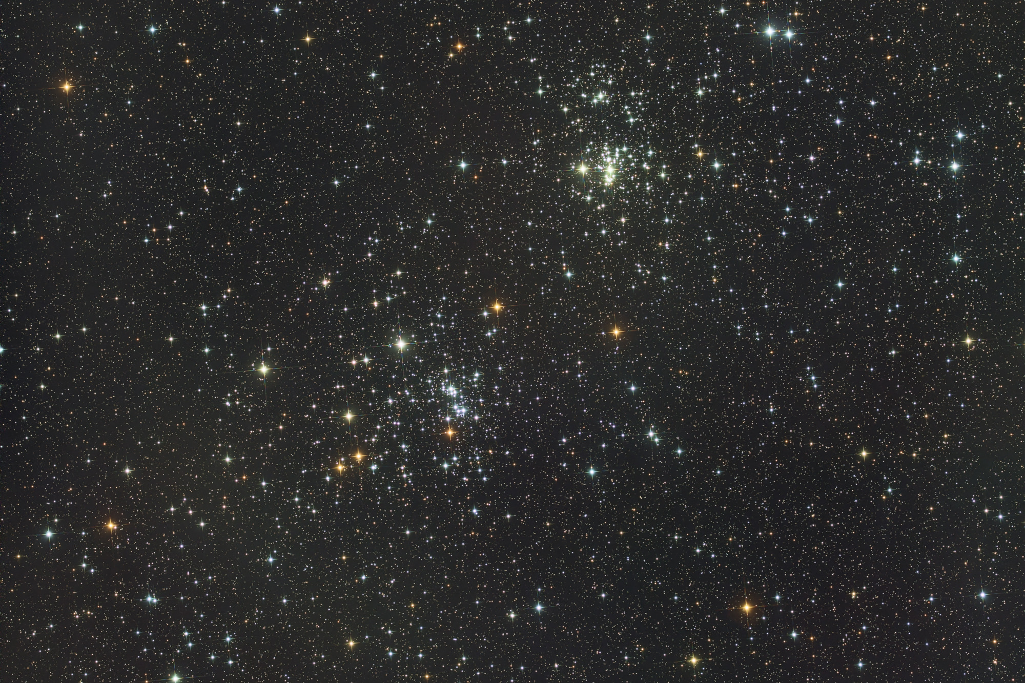 Doppelsternhaufen h und chi Persei, NGC 869 und NGC 884 im Sternbild Kassiopeia